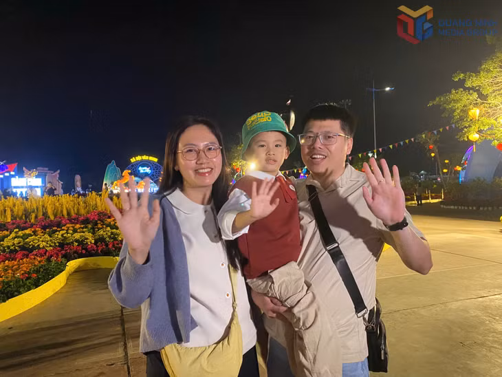 Người dân hân hoan đón khoảnh khắc giao thừa tại Đại lộ hoa và công nghệ ánh sáng tại phường Hạ Long. 