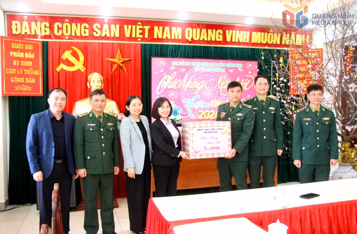 Đồng chí Trịnh Thị Minh Thanh, Phó Bí thư Thường trực Tỉnh ủy, Chủ tịch HĐND tỉnh đến thăm, chúc Tết Hải đội Biên phòng 2.