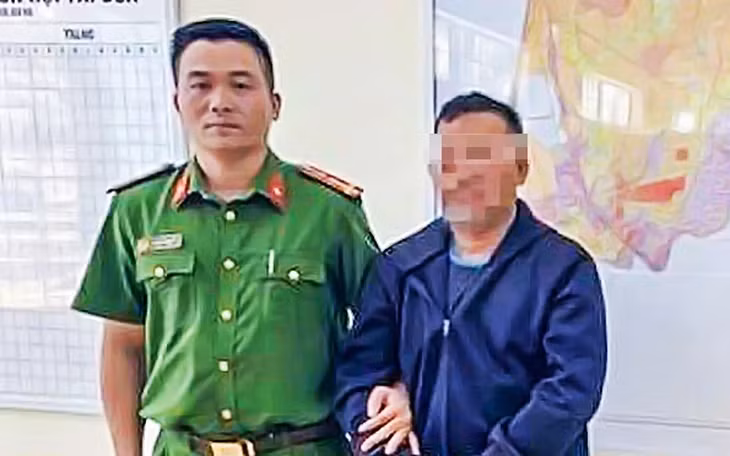 R.C. sau khi đốt vợ và cháu vợ đã lẩn trốn và bị bắt giữ - Ảnh: Công an Quảng Ngãi