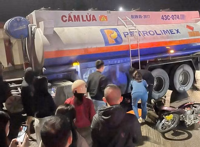 Hiện trường vụ va chạm giao thông với xe bồn khiến người đàn ông đi xe máy tử vong. Ảnh: Đức Tuấn