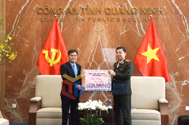Đồng chí Bùi Văn Khắng đến thăm, động viên và chúc Tết cán bộ, chiến sĩ Công an tỉnh (2-2026). Ảnh: Hoàng Quỳnh