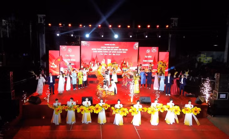 Phường Cao Xanh tổ chức chương trình nghệ thuật mừng Đảng - mừng Xuân với chủ đề “Vinh quang dưới cờ Đảng - Vững bước tới tương lai”. Ảnh: Fanpage Phường Cao Xanh - Tỉnh Quảng Ninh.