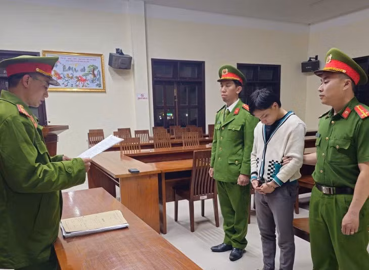 Cơ quan công an tống đạt quyết định tạm giữ hình sự đối với Trần Văn Quốc. Ảnh: Công an cung cấp