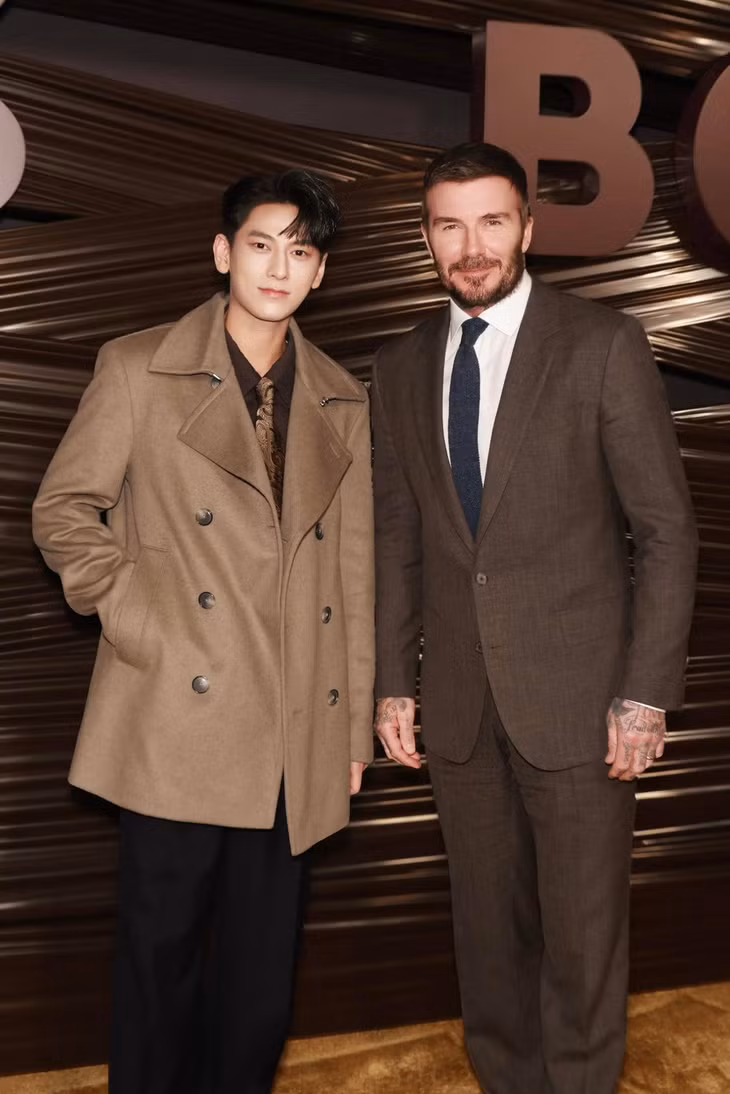 Ca sĩ Isaac chụp ảnh cùng cựu danh thủ David Beckham. Ảnh: NVCC