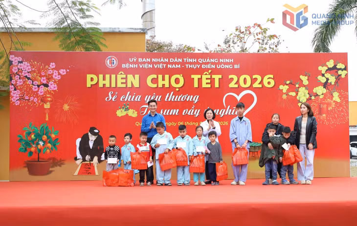 Bệnh viện Việt Nam - Thụy Điển Uông Bí phối hợp cùng các đơn vị, nhà hảo tâm trao những phần quà Tết cho các bệnh nhi đang điều trị tại bệnh viện.