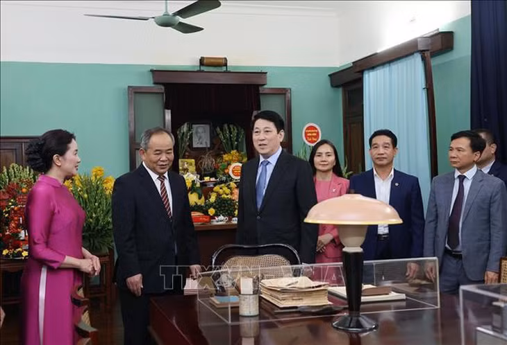 Chủ tịch nước Lương Cường tham quan Di tích Nhà 67 ở Khu Di tích Chủ tịch Hồ Chí Minh trong Phủ Chủ tịch - Ảnh: TTXVN