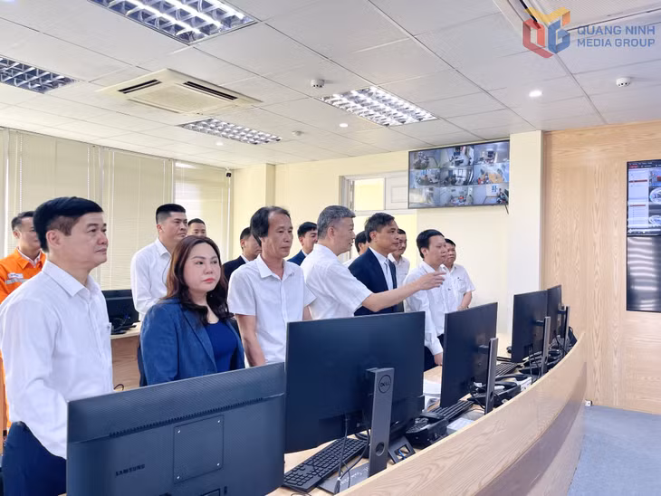 Đồng chí Vũ Văn Diện, Phó Chủ tịch Thường trực UBND tỉnh, kiểm tra công tác quản lý, vận hành, theo dõi lưới điện tại Trung tâm Điều khiển (phòng Điều độ, Công ty Điện lực Quảng Ninh)...