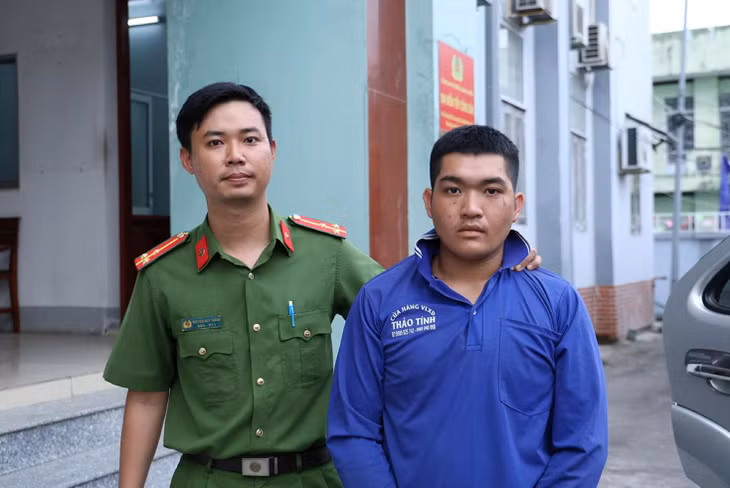 Lực lượng Công an áp giải Trần Nhựt Chơn về nơi giam giữ. Ảnh: Vũ Tiến