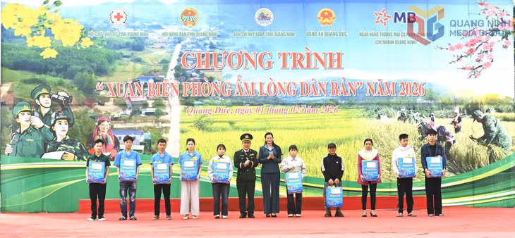 Lãnh đạo Liên đoàn Lao động tỉnh, Ban chỉ huy BĐBP tỉnh tặng quà công nhân có hộ khẩu tại xã Quảng Đức.