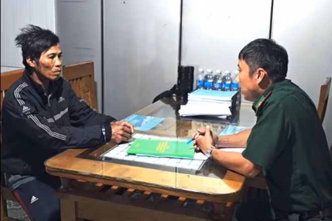 Đối tượng truy nã (bên trái) bị Đồn Biên phòng Bến Đá tổ chức bắt giữ. Ảnh: BĐBP