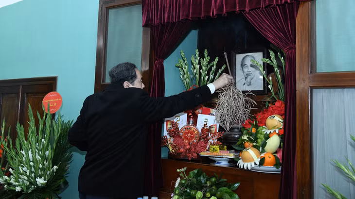 Chủ tịch Quốc hội Trần Thanh Mẫn dâng hương tưởng niệm Chủ tịch Hồ Chí Minh tại Nhà 67. (Ảnh: DUY LINH)