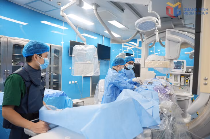 Các bác sĩ, kỹ thuật viên Bệnh viện Sản Nhi Quảng Ninh thực hiện can thiệp nút mạch điều trị cầm máu cho sản phụ 31 tuổi.