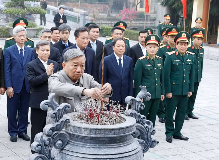 Tổng Bí thư Tô Lâm và đoàn công tác Trung ương dâng hương tại Nhà tưởng niệm Tổng Bí thư Nguyễn Văn Linh ở xã Nguyễn Văn Linh, tỉnh Hưng Yên. (Ảnh: THỐNG NHẤT-TTXVN)