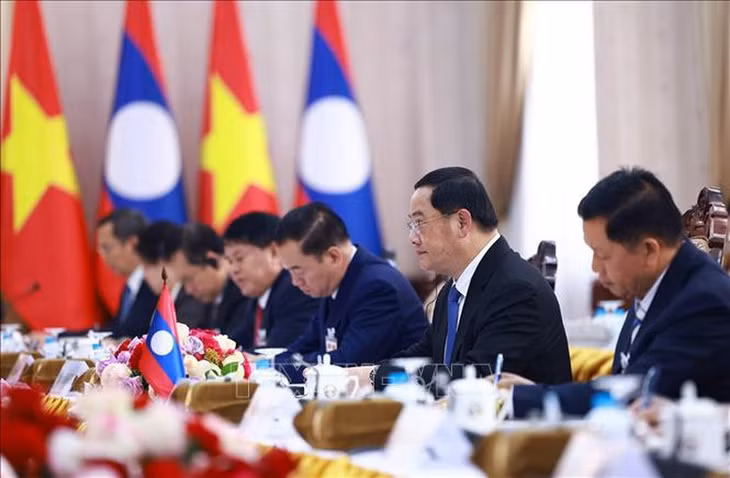 Thủ tướng Chính phủ Phạm Minh Chính và Thủ tướng Lào Sonexay Siphandone thông báo cho nhau về tình hình phát triển kinh tế - xã hội của mỗi nước thời gian qua, phương hướng mục tiêu phát triển trong thời gian tới - Ảnh: TTXVN