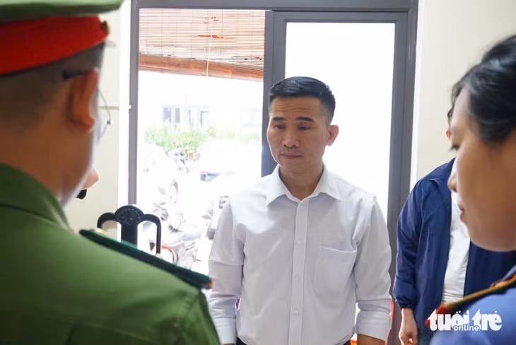 Cơ quan điều tra tống đạt quyết định đối với Nguyễn Văn Hoàng - Giám đốc Công ty TNHH SXKD Phương Nguyên - Ảnh: ĐOÀN CƯỜNG