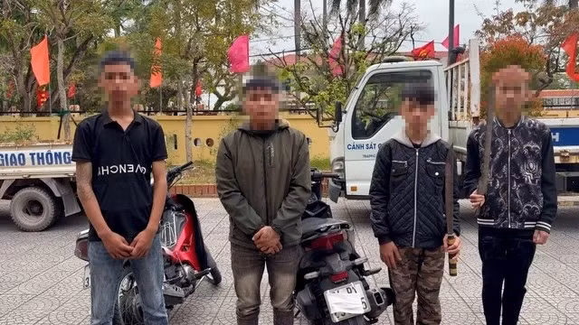 Nhóm thanh thiếu niên bị triệu tập, xử lý. Ảnh: Công an phường Hương Trà