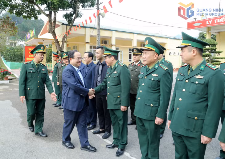 Đồng chí Quản Minh Cường, Ủy viên Trung ương Đảng, Bí thư Tỉnh ủy, Trưởng Đoàn ĐBQH tỉnh thăm, chúc Tết cán bộ, chiến sĩ, lực lượng chức năng và nhân dân trên địa bàn xã Hoành Mô.