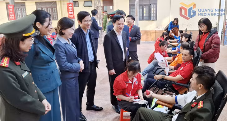 Lãnh đạo các sở, ban, ngành tỉnh động viên người tham gia hiến máu tình nguyện tại lễ phát động 