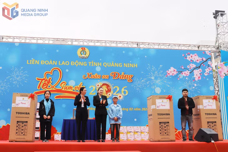 LĐLĐ tỉnh và phường Đông Mai tặng quà cho công nhân, lao động may mắn trúng thưởng.