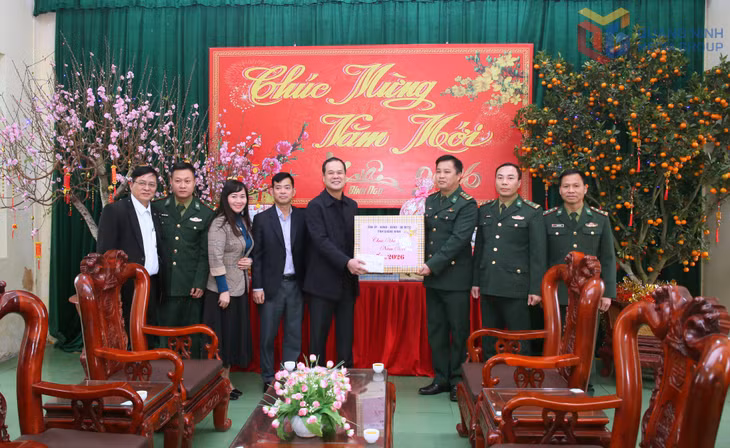 Đồng chí Trưởng Ban Nội chính Tỉnh uỷ tặng quà Tết, động viên cán bộ, chiến sĩ Tiểu đoàn Huấn luyện cơ động, thuộc Ban Chỉ huy Bộ đội Biên phòng, Bộ CHQS tỉnh.