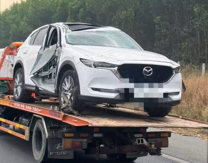 Xe cẩu cứu hộ đưa xe ôtô bị nạn rời hiện trường. Ảnh: Phạm Duy