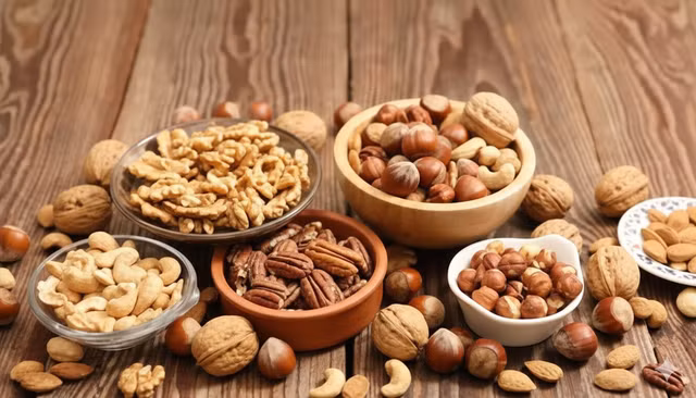 Các loại hạt chứa chất béo lành mạnh giúp giảm cân có lợi cho sức khỏe.