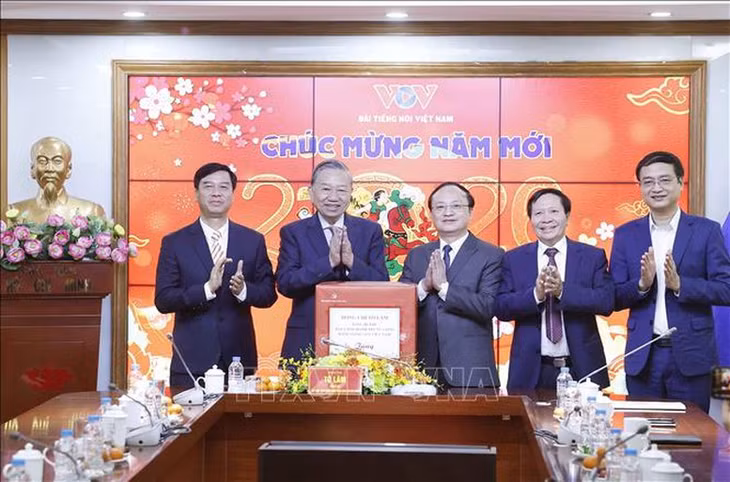 Tổng Bí thư Tô Lâm tặng quà cho cán bộ, phóng viên, biên tập viên, kỹ thuật viên và người lao động Đài Tiếng nói Việt Nam - Ảnh: TTXVN