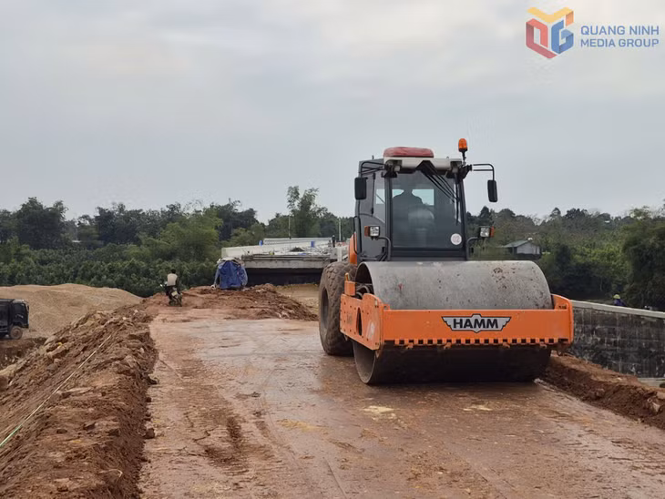 Công trường thi công dự án Xây dựng cầu bê tông thay thế cầu treo Xiềng Thầm (xã Đường Hoa).