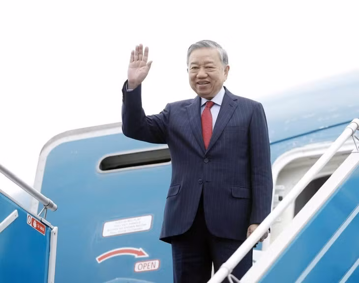 Tổng Bí thư Tô Lâm rời Hà Nội, lên đường tham dự cuộc họp khai mạc Hội đồng Hòa bình về Gaza. (Ảnh: Thống Nhất/TTXVN)