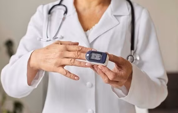 Cholesterol cao ở người lớn tuổi làm tăng nguy cơ nhồi máu cơ tim và đột quỵ. Ảnh: Thùy Dương