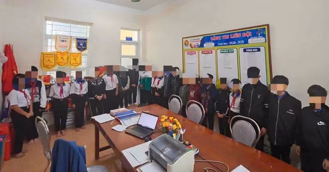 23 học sinh nhảy múa với xe tải được mời lên làm việc. Ảnh: Công an xã Phong Nha