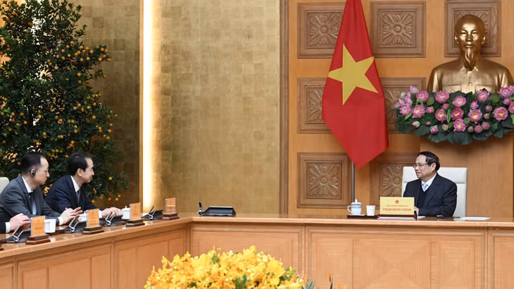 Thủ tướng Chính phủ Phạm Minh Chính và Đại sứ Trung Quốc tại Việt Nam Hà Vĩ cùng các đại biểu Trung Quốc. (Ảnh: Trần Hải)
