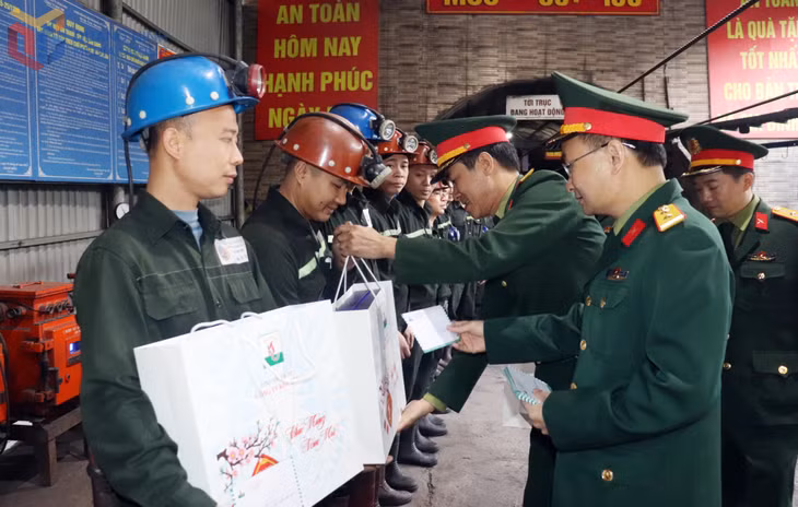 Lãnh đạo đơn vị trao quà cho công nhân tại Cửa lò MB+55. 