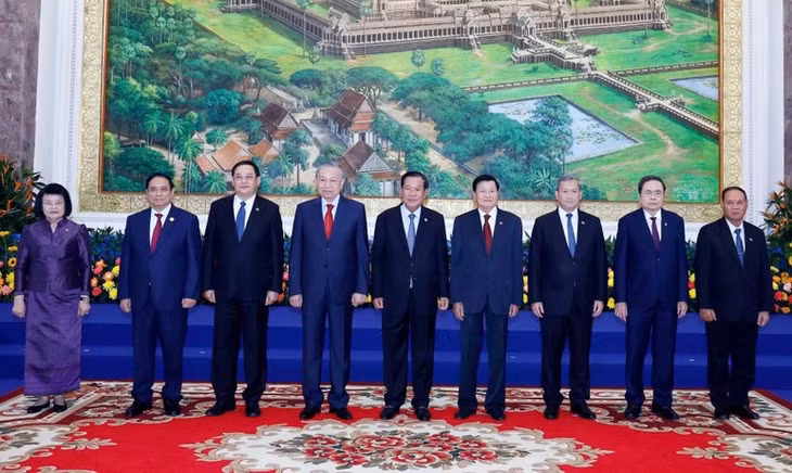 Tổng Bí thư Tô Lâm; Chủ tịch Đảng Nhân dân Campuchia Samdech Techo Hun Sen; Tổng Bí thư, Chủ tịch nước Lào Thongloun Sisoulith cùng lãnh đạo chủ chốt 3 Đảng tại Cuộc gặp. (Ảnh: Thống Nhất-TTXVN)