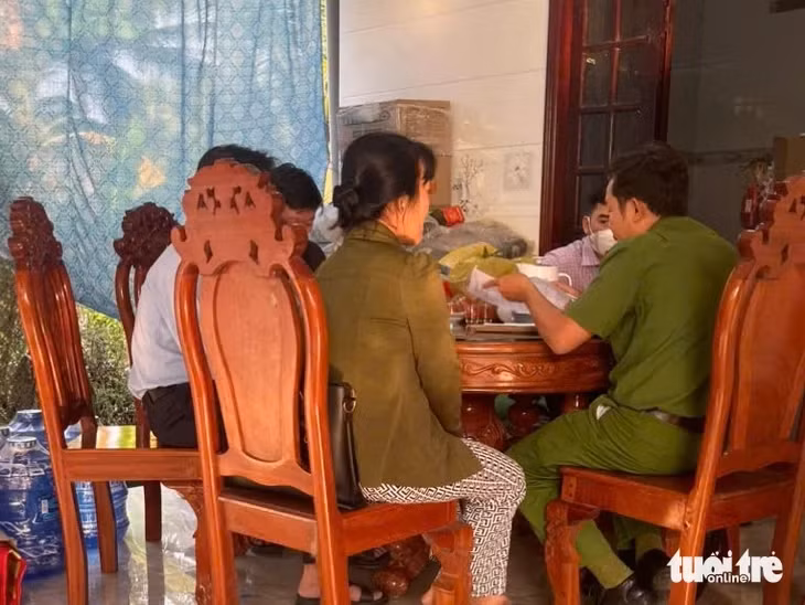 Cơ quan công an làm việc với gia đình của các nạn nhân - Ảnh: THU THẢO
