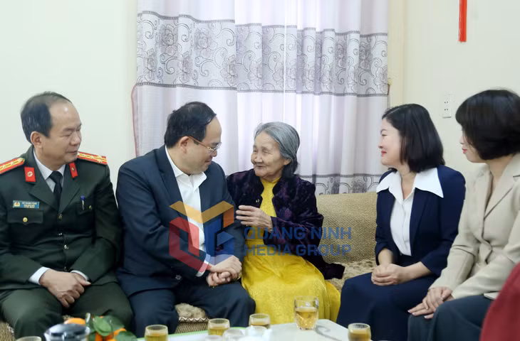 Đồng chí Quản Minh Cường, Ủy viên Trung ương Đảng, Bí thư Tỉnh ủy, Trưởng Đoàn ĐBQH tỉnh, đến thăm, chúc Tết Mẹ Việt Nam Anh hùng Nguyễn Thị Thuộc (phường Hà Tu) (2-2026). Ảnh: Thu Chung