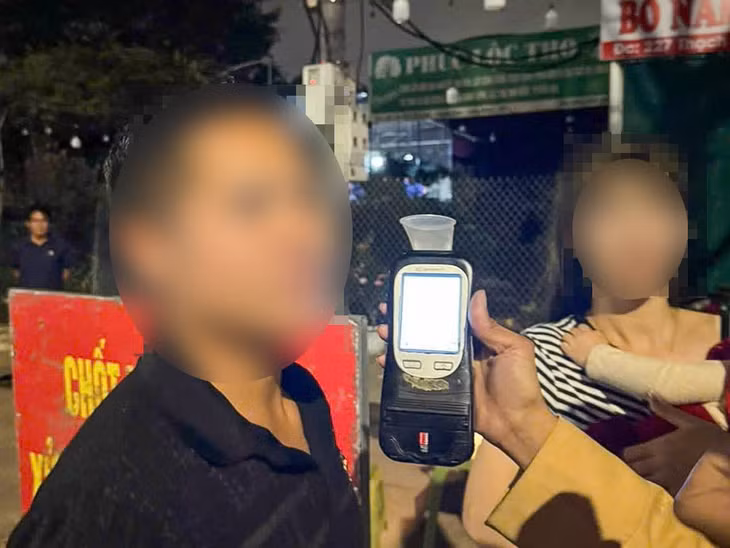 Tài xế taxi công nghệ vi phạm nồng độ cồn khi đang chở khách. Ảnh: CSGT Hà Nội