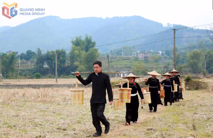 Người Tày có phong tục lấy nước đầu năm, với niềm tin nguồn nước sẽ gột rửa điều không may, mang lại sự mát lành, hanh thông cho cả năm. Ảnh: Hoàng Gái (CTV).