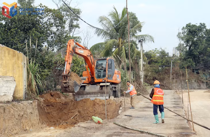 Nhà thầu huy động nhân lực, phương tiện thi công cải tạo, mở rộng tuyến đường khu Tân Tiến, phường Hoành Bồ.&nbsp;