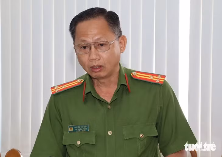 Thượng tá Nguyễn Văn Chót, Phó trưởng Phòng Cảnh sát hình sự Công an tỉnh Vĩnh Long, thông tin lại vụ án - Ảnh: H.T.