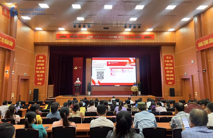 HND xã Quảng Hà mở hội nghị tập huấn đưa sản phẩm lên sàn giao dịch điện tử và thanh toán không dùng tiền mặt cho các hội viên.
