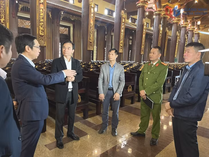Chính quyền phường Uông Bí và lực lượng chức năng kiểm tra công tác tổ chức thu hút du khách tại Khu di tích và danh thắng Yên Tử.