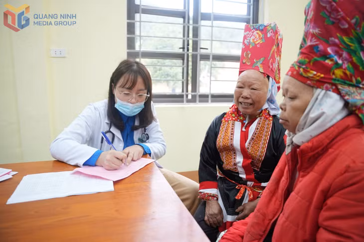 Bác sĩ Bệnh viện Sản Nhi Quảng Ninh khám, tư vấn sức khỏe cho người dân đồng bào dân tộc tại thôn Phai Làu, xã Hoành Mô.