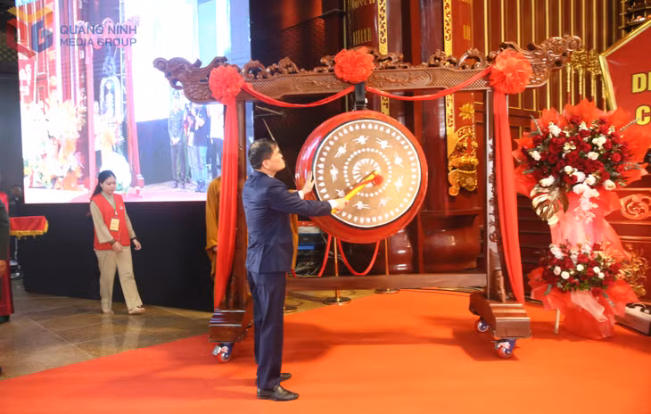 Đồng chí Bùi Văn Khắng, Chủ tịch UBND tỉnh gióng trống khai hội.