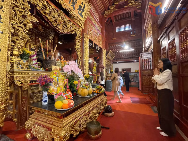 Người dân cầu nguyện năm mới tại Đền Xã Tắc (Móng Cái)