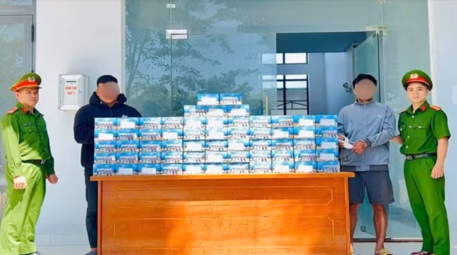 Hai thanh niên vận chuyển 100kg pháo hoa nổ bị công an bắt giữ. Ảnh: Công an cung cấp