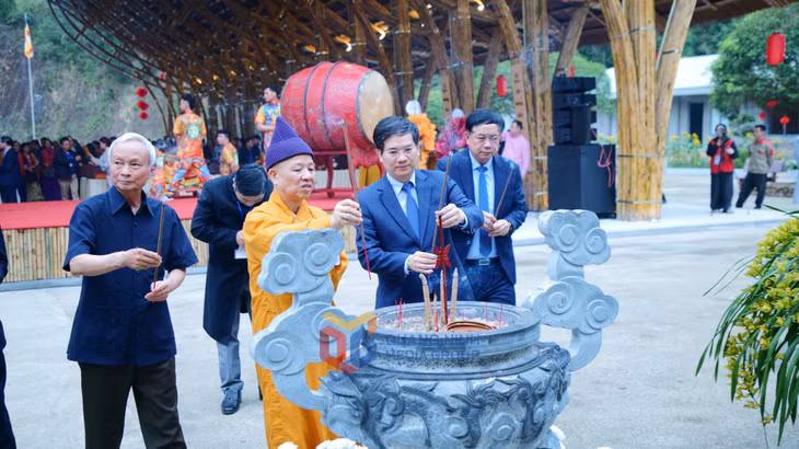 Các đại biểu dâng hương tưởng niệm Đức Phật hoàng Trần Nhân Tông tại chùa Ngọa Vân.