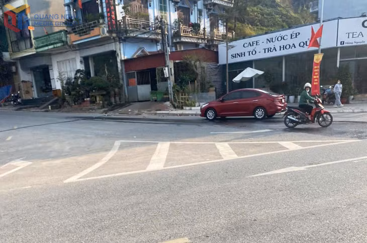 Các tuyến đường trên địa bàn xã Hoành Mô đều được mở rộng, trải nhựa, kẻ vẽ các vạch chỉ đường nhằm đảm bảo cho người tham gia giao thông an toàn.