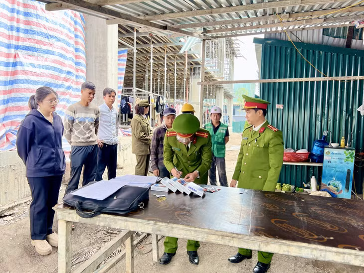 Công an phường Uông Bí test nhanh chất ma túy trong cơ thể đối với công nhân tại lán trại thi công.