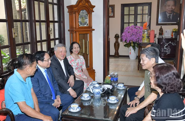 Thủ tướng Phạm Minh Chính ân cần thăm hỏi, chúc Tết thân nhân cố Chủ tịch Hội đồng Bộ trưởng Phạm Hùng. (Ảnh: THANH GIANG)